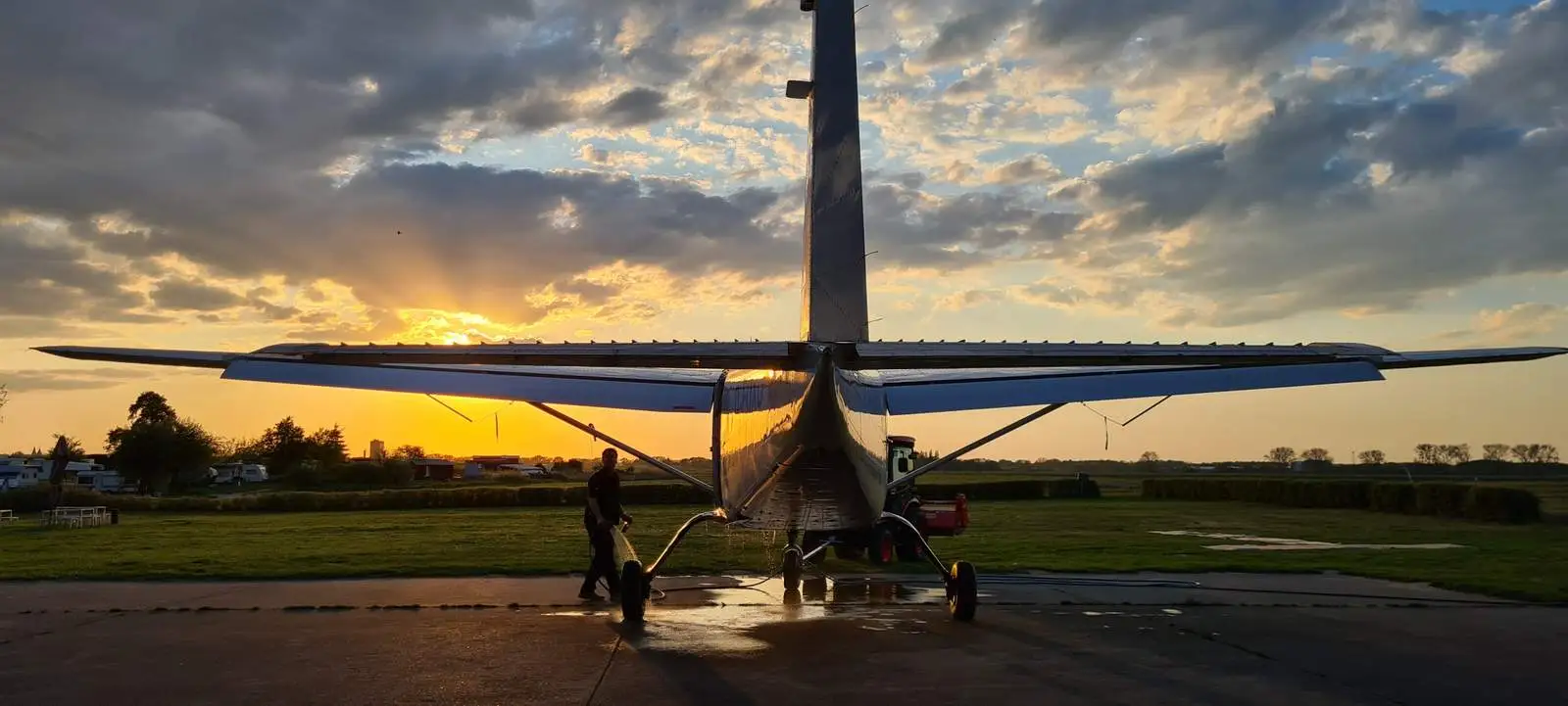 Blick über die Dropzone Gransee — weitläufige Wiesen, blauer Himmel